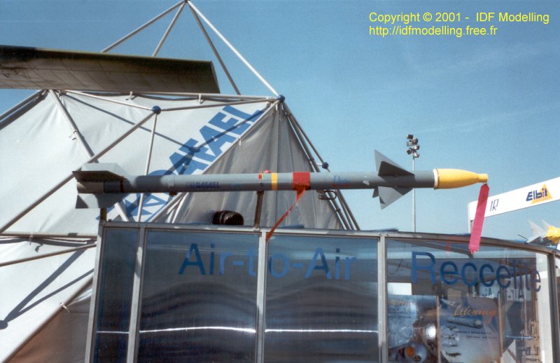 ref_air_pictures/bourget2001/missile_02.jpg