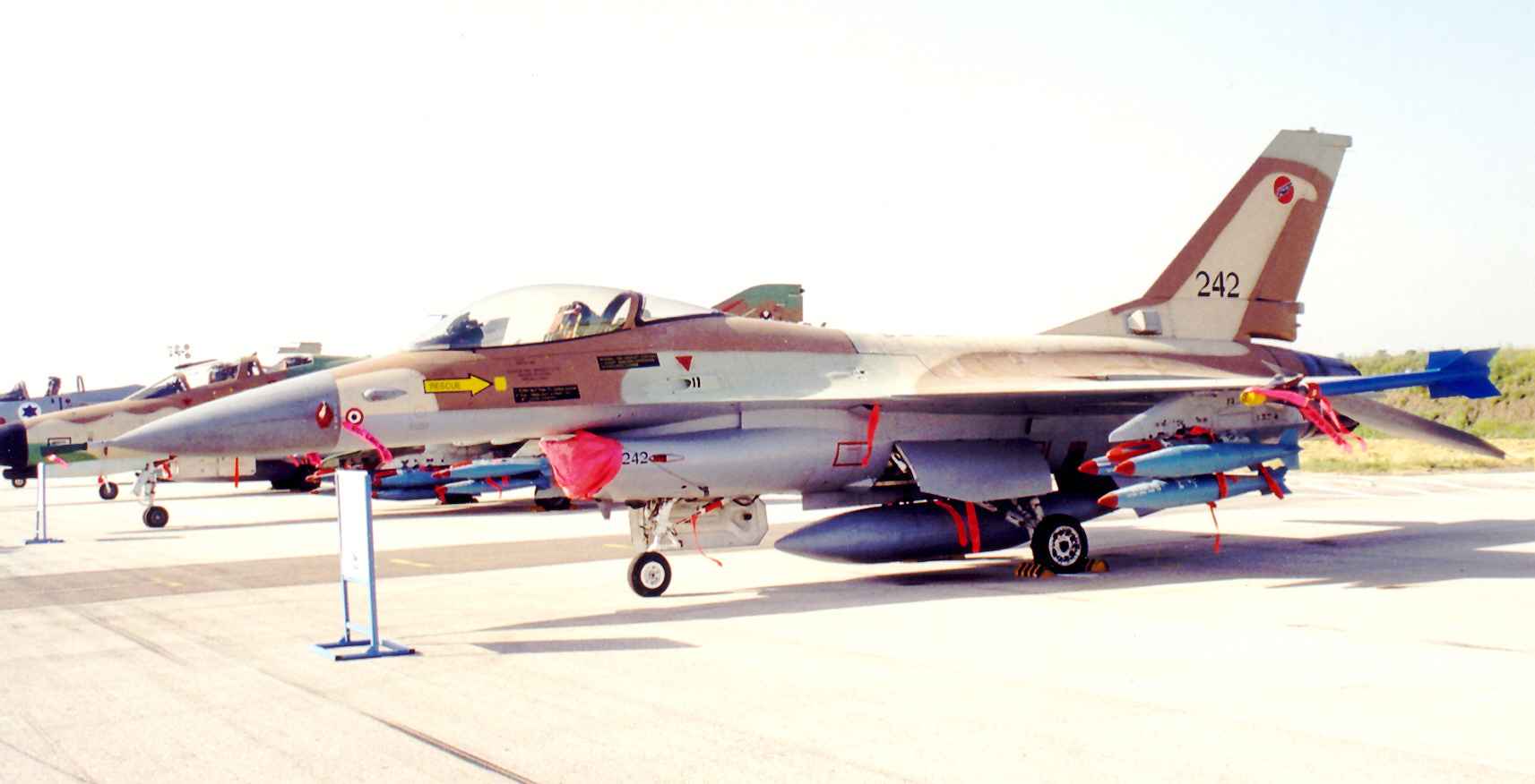 ref_air_pictures/falcon/f16_03.jpg