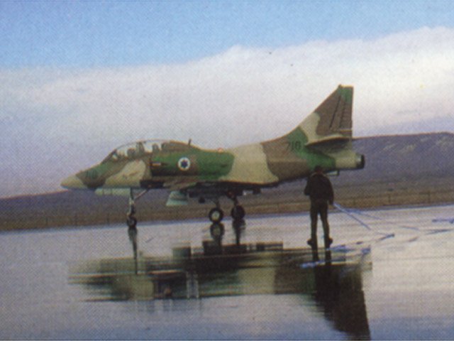 ref_air_pictures/skyhawk/skyhawkta4_01.jpg