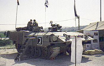 ref_veh_pictures/achzarit/achzarit04.jpg
